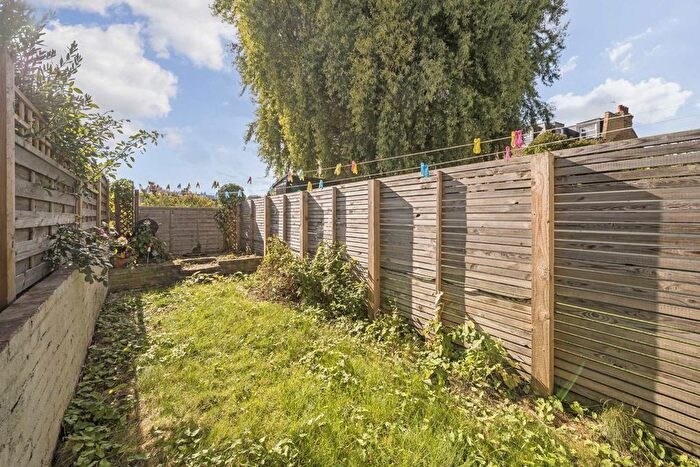 2 Bedroom Flat To Rent In Duntshill Road, Earlsfield, SW18