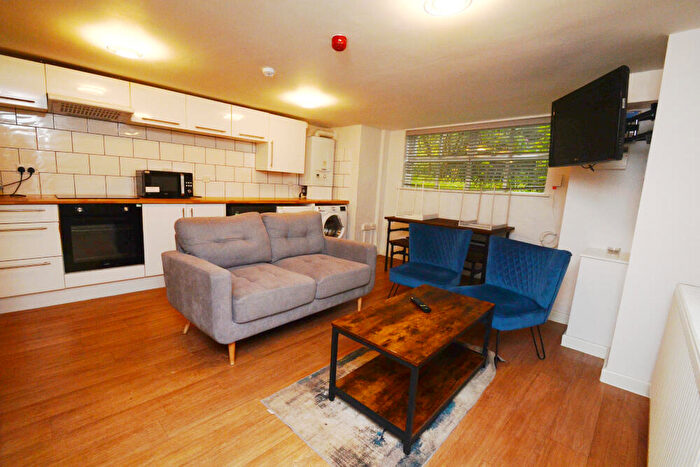 5 Bedroom Flat To Rent In Clifton Avenue, Fallowfield, Manchester, M14