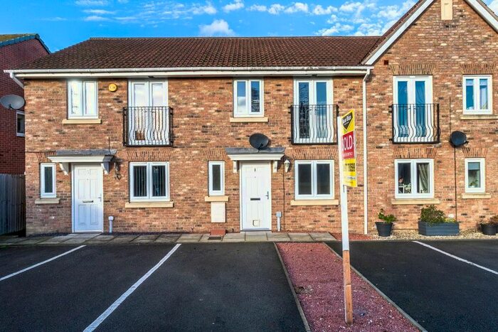 3 Bedroom Town House To Rent In Kilner Way, Castleford, WF10