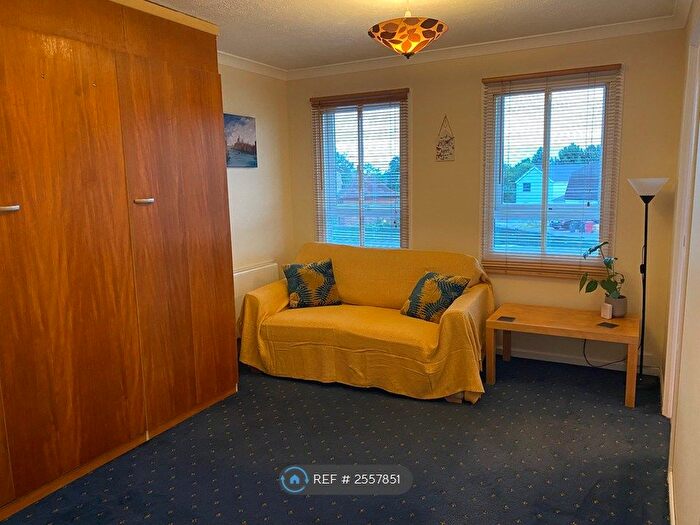 Studio To Rent In Castle Gardens, Slough, SL1