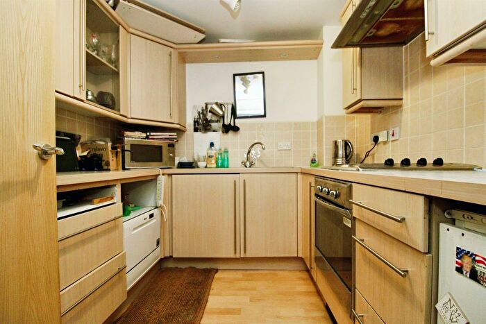 1 Bedroom Flat For Sale In Ffordd Garthorne, Cardiff, CF10
