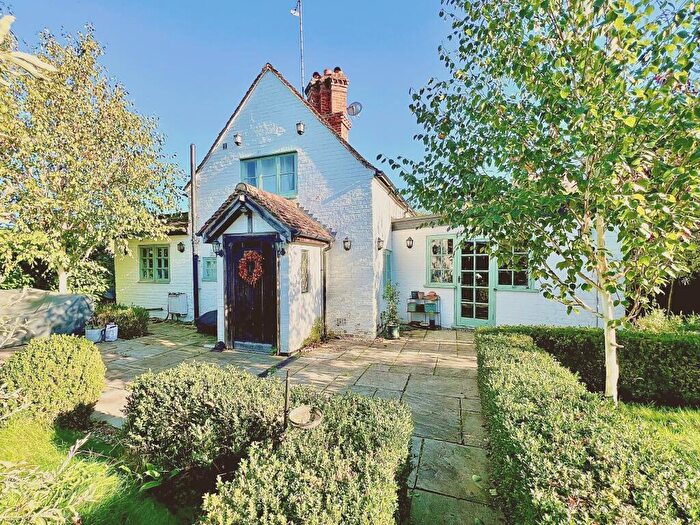 2 Bedroom Detached House For Sale In London Road, Aston Clinton, Aylesbury, HP22