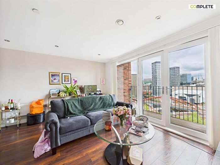 1 Bedroom Flat For Sale In Rivergate House, Wilburn Basin, M5