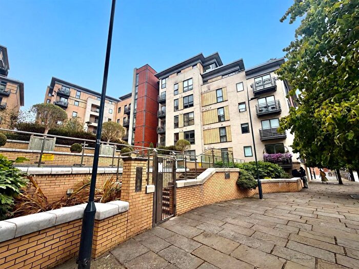 2 Bedroom Flat For Sale In Bowman Lane, Leeds, LS10