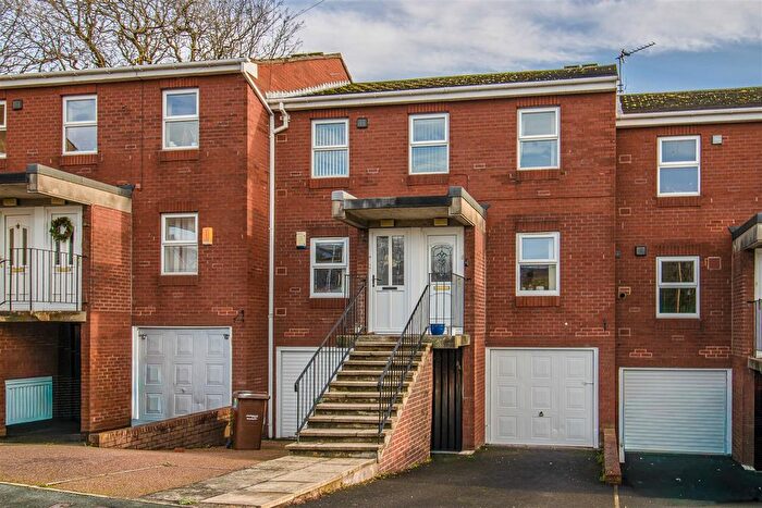 2 Bedroom Flat For Sale In Twitch Hill, Horbury, Wakefield, WF4