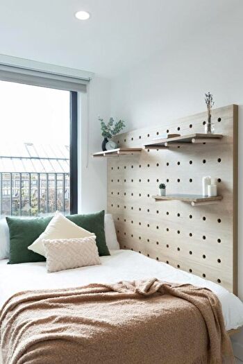 Studio To Rent In Commercial Road, London, E14