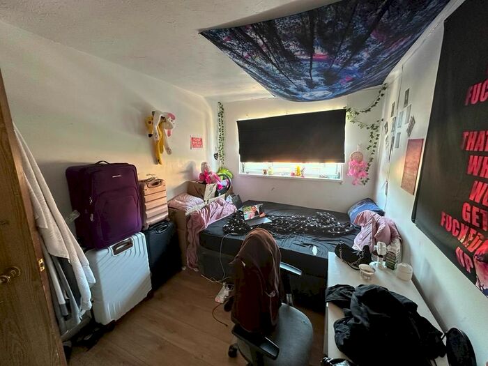 2 Bedroom Flat To Rent In Grilse Close, London, N9