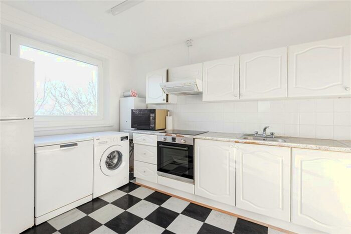 2 Bedroom Apartment To Rent In Daubeney Road, London, E5