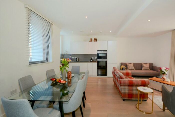 3 Bedroom Flat To Rent In Wentworth Street, Brick Lane, E1