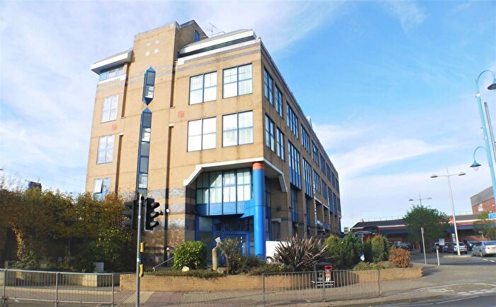 2 Bedroom Flat To Rent In Darkes Lane, Potters Bar, EN6