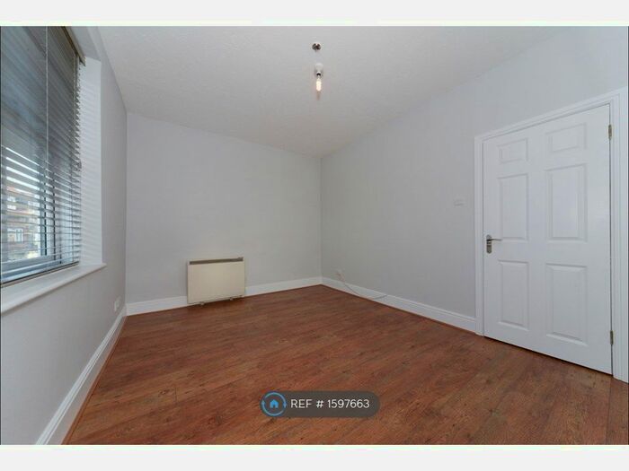 2 Bedroom Flat To Rent In Above High Street, New Forest, SO43