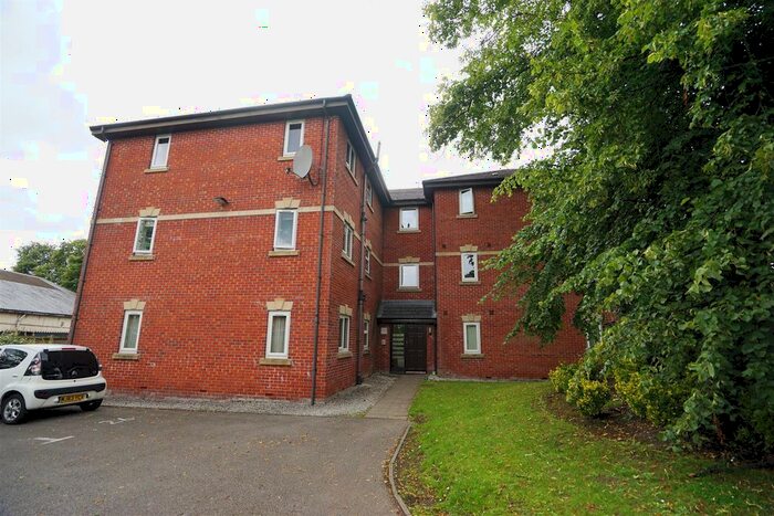 2 Bedroom Flat To Rent In Thurlwood Croft, Westhoughton, Bolton, BL5