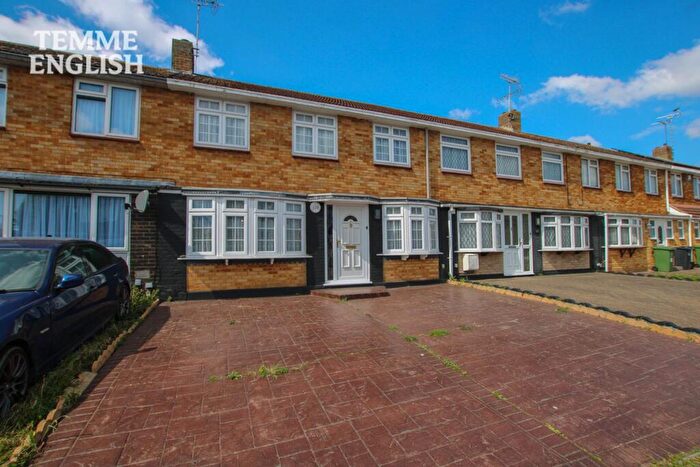 3 Bedroom Terraced House For Sale In Waldegrave, Kingswood, - Includes Garage!, SS16