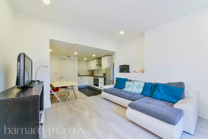 2 Bedroom Flat To Rent In Thornhill Road, Croydon, CR0