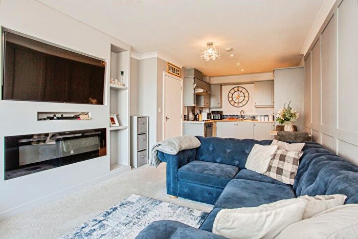 2 Bedroom Flat For Sale In Roche Close, Rochford, Essex, SS4