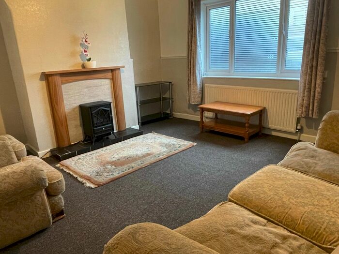 3 Bedroom Semi-Detached House To Rent In Suffolk Road, Bircotes, DN11