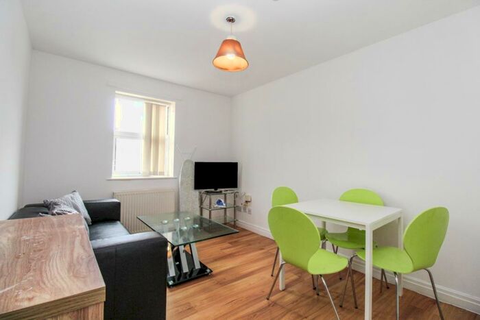 4 Bedroom Flat To Rent In Hyde Park Road, Leeds, LS6