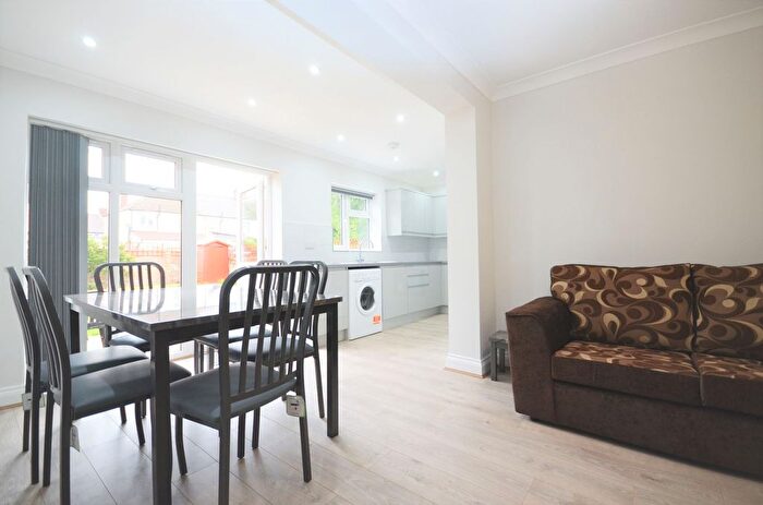 3 Bedroom Flat To Rent In Cecil Road, Acton, W3