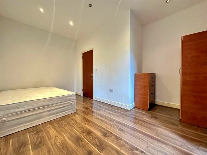 3 Bedroom Flat To Rent In Fieldgate Street, London, E1