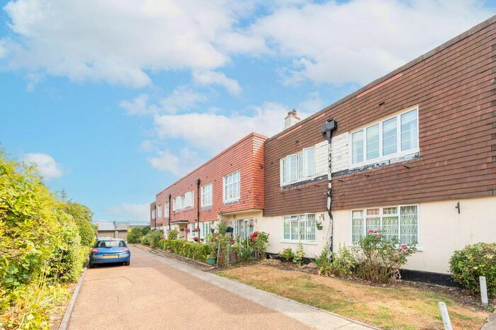 2 Bedroom Flat To Rent In Crown Lane, Streatham, London, SW16