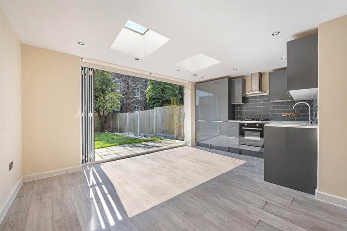 2 Bedroom Apartment To Rent In Hillfield Road, West Hampstead, London, NW6