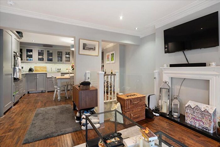 2 Bedroom Flat For Sale In Fulham Park Gardens, Fulham, London, SW6