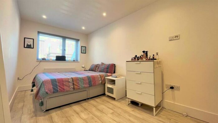 1 Bedroom Flat To Rent In West Byfleet, KT14