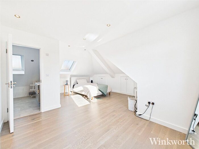 3 Bedroom Flat To Rent In Lowfield Road, London, Uk, W3