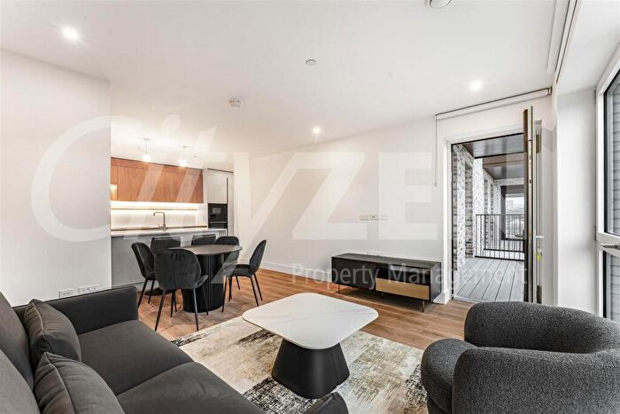 2 Bedroom Flat To Rent In Maple Mews, London, E3