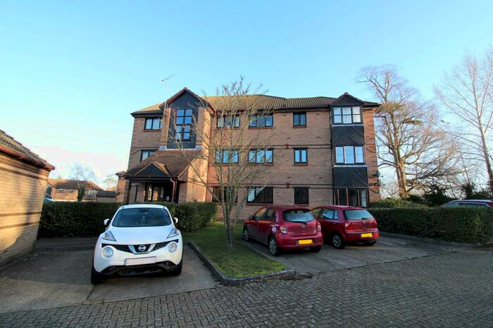 2 Bedroom Flat To Rent In Bornedene, Potters Bar EN6
