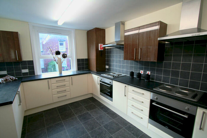 9 Bedroom House To Rent In Hyde Park Road, Leeds, LS6