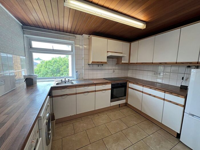 2 Bedroom Flat To Rent In Dorchester Court, Greenlands Road, Staines-Upon-Thames, Middlesex, TW18