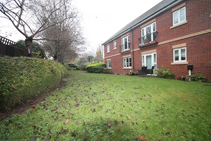 1 Bedroom Flat For Sale In Golden Court, Isleworth, TW7