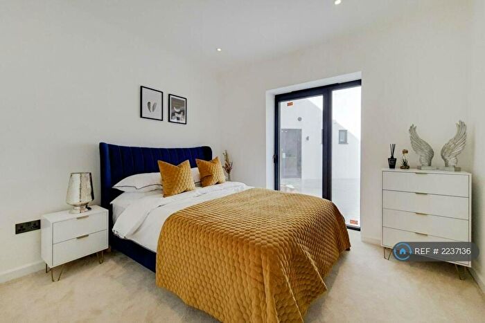 2 Bedroom Flat To Rent In High Street, London, CR8