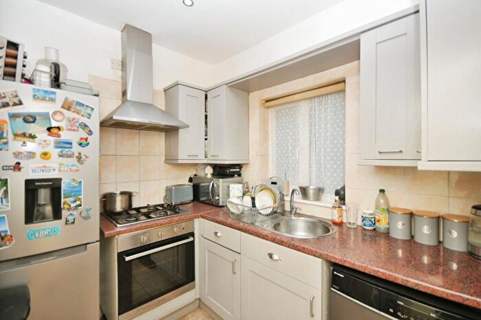 2 Bedroom Flat For Sale In Honley Road, London, SE6