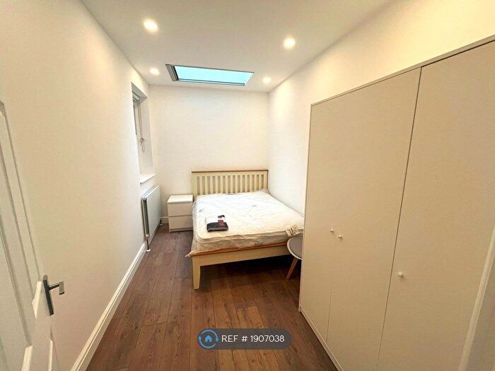 3 Bedroom Flat To Rent In Norroy Road, London, SW15