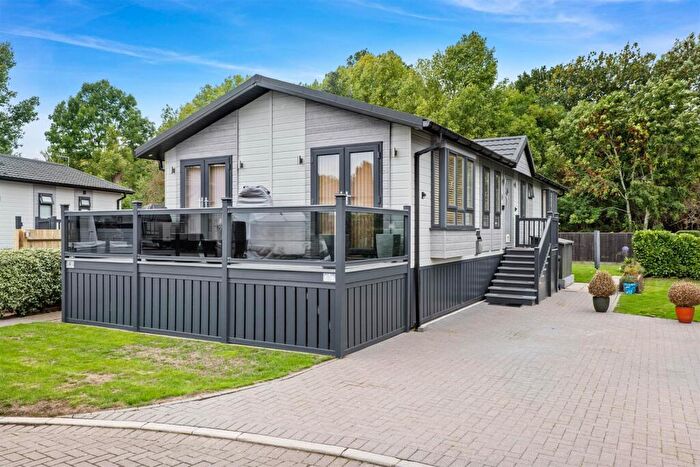 2 Bedroom Park Home For Sale In Welford Chase, Welford-On-Avon, CV37
