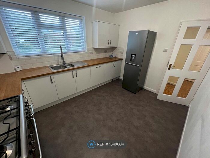 2 Bedroom Flat To Rent In Chestnut Court, Beckenham, BR3