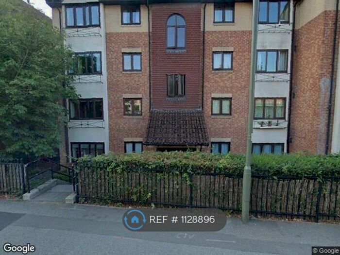 2 Bedroom Flat To Rent In Cromwell Place, Redhill, RH1