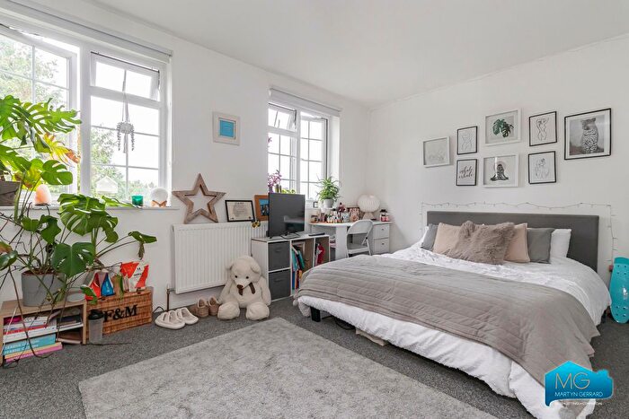 3 Bedroom Terraced House To Rent In Oakview Gardens, London, N2