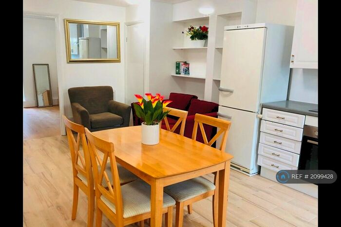 4 Bedroom Maisonette To Rent In Cowdenbeath Path, London, N1