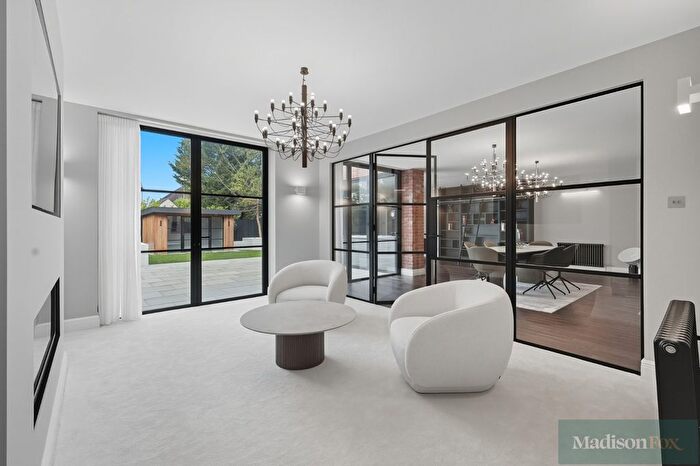 5 Bedroom Detached House For Sale In Knighton Close, Woodford Green, IG8