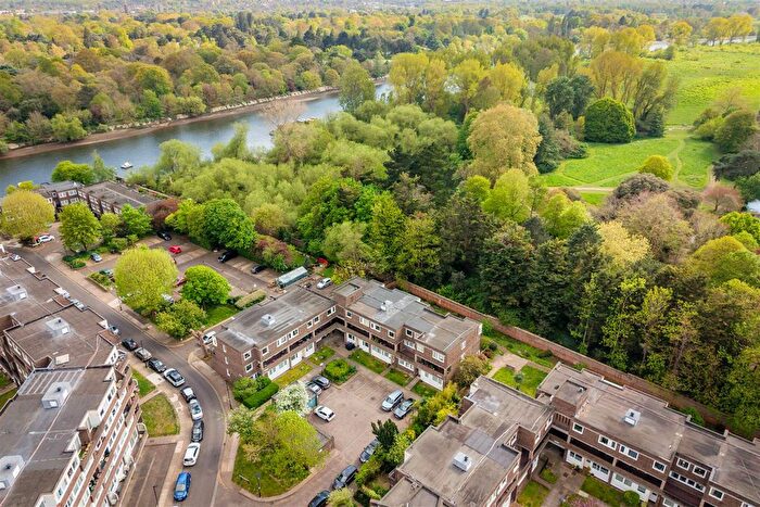 3 Bedroom Flat For Sale In Augustus Close, TW8