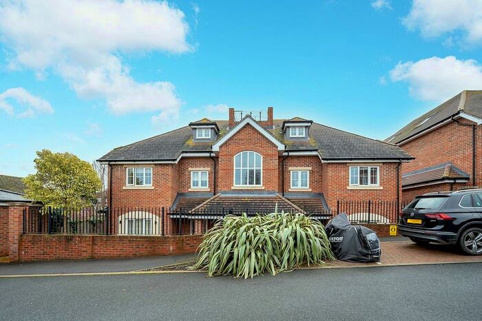 2 Bedroom Flat To Rent In Carroll Place, Guildford, GU2