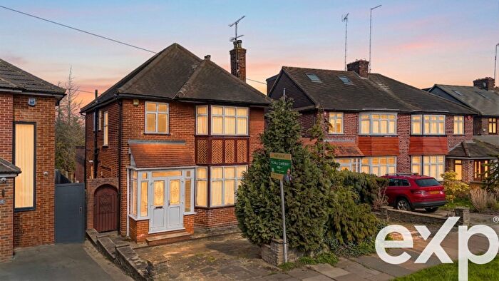 4 Bedroom Link Detached House For Sale In Winchmore Hill Road, London, N21
