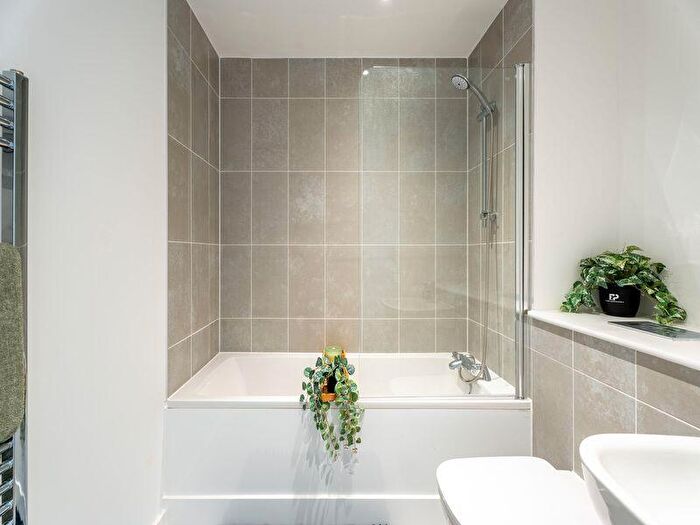 2 Bedroom Apartment To Rent In Phoenix, Saxton Lane, Leeds, LS9