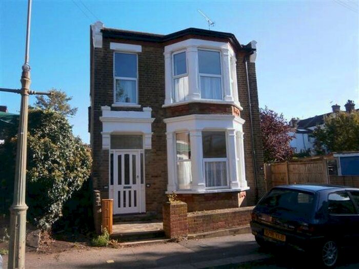 2 Bedroom Ground Flat To Rent In Wickford Road, Westcliff-On-Sea, SS0