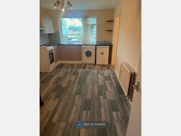 2 Bedroom Flat To Rent In Boston Court, London, SE25