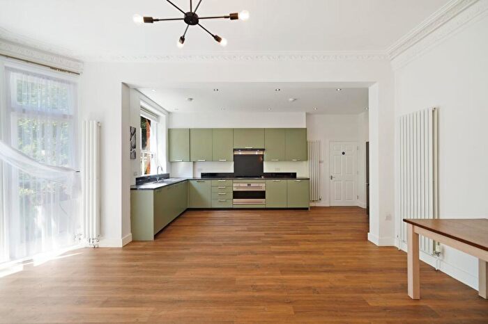 3 Bedroom Flat To Rent In Compayne Gardens, South Hampstead, NW6