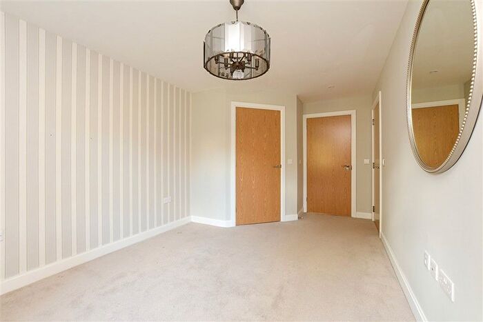 2 Bedroom Flat For Sale In Outwood Lane, Chipstead, Surrey, CR5